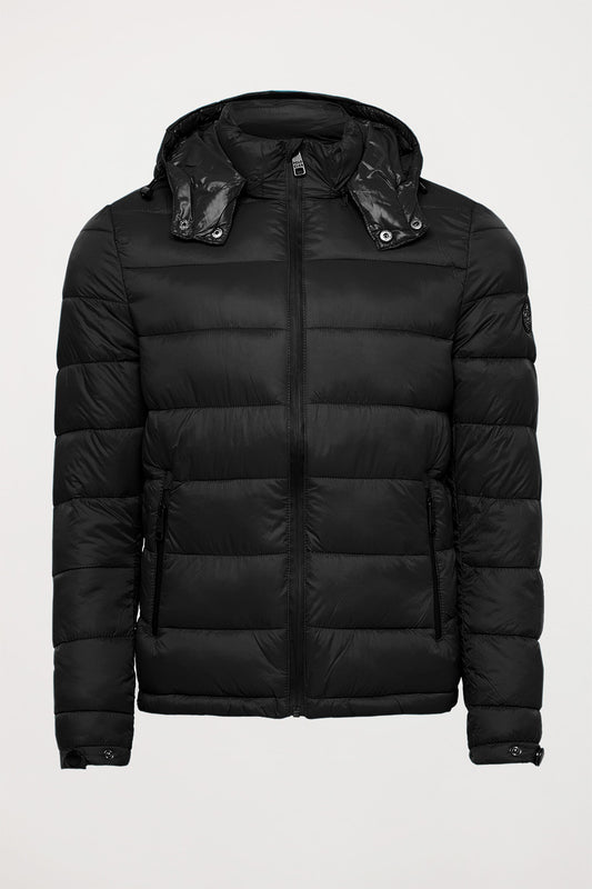 Chaqueta negra acolchada con capucha