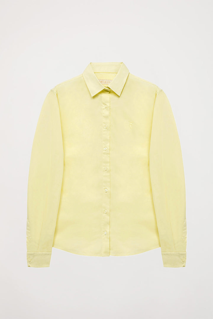 Camisa entallada amarillo claro de popelín con logo bordado