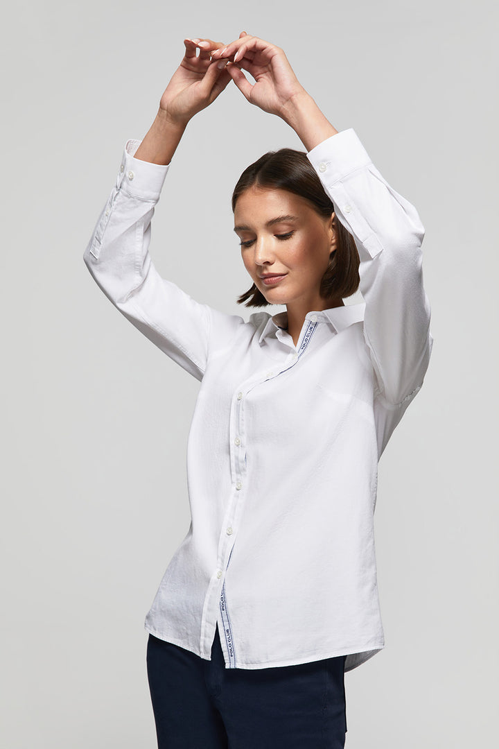 Camisa blanca de algodón lavada con detalle bordado en el pecho