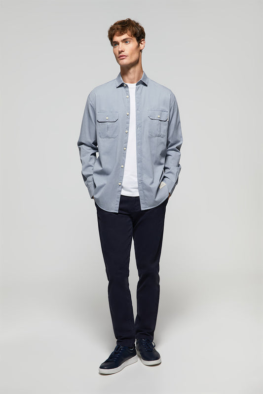Camisa gris delavé lisa de algodón con bolsillos en el pecho