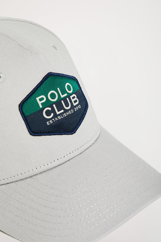 Gorra beisbolera gris con logo