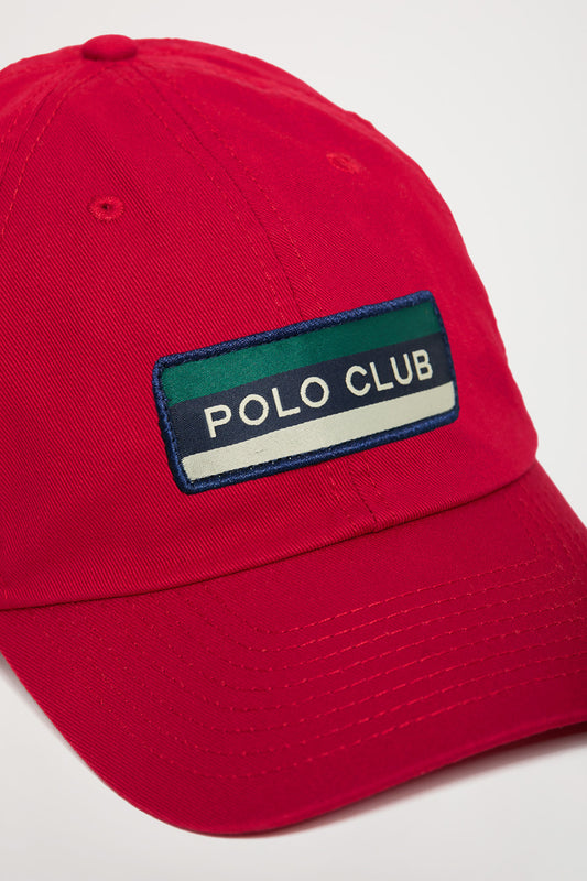 Gorra roja de béisbol con parche con logo