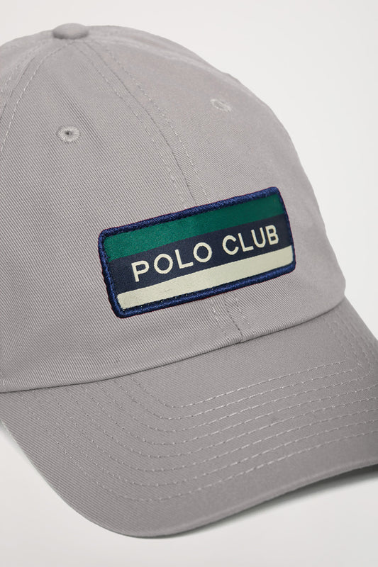 Gorra gris de béisbol con parche con logo