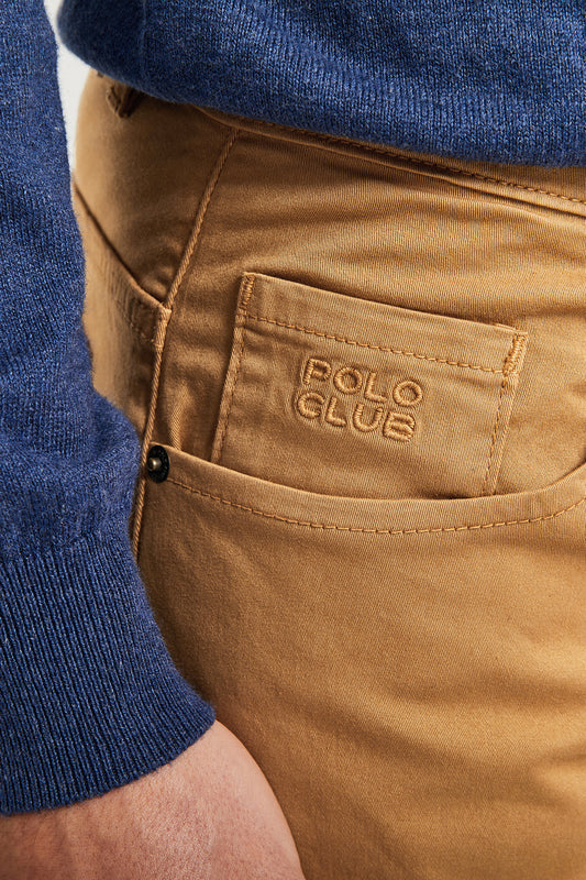 Pantalón marrón de cinco bolsillos con logo bordado