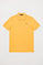 Polo piqué color ambar con tapeta de tres botones y logo bordado en contraste