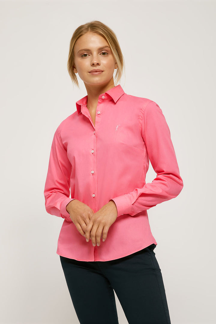 Camisa entallada rosa de popelín con logo bordado