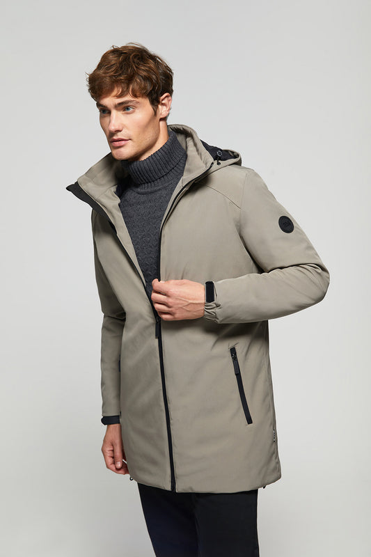 Abrigo técnico gris con capucha extraíble