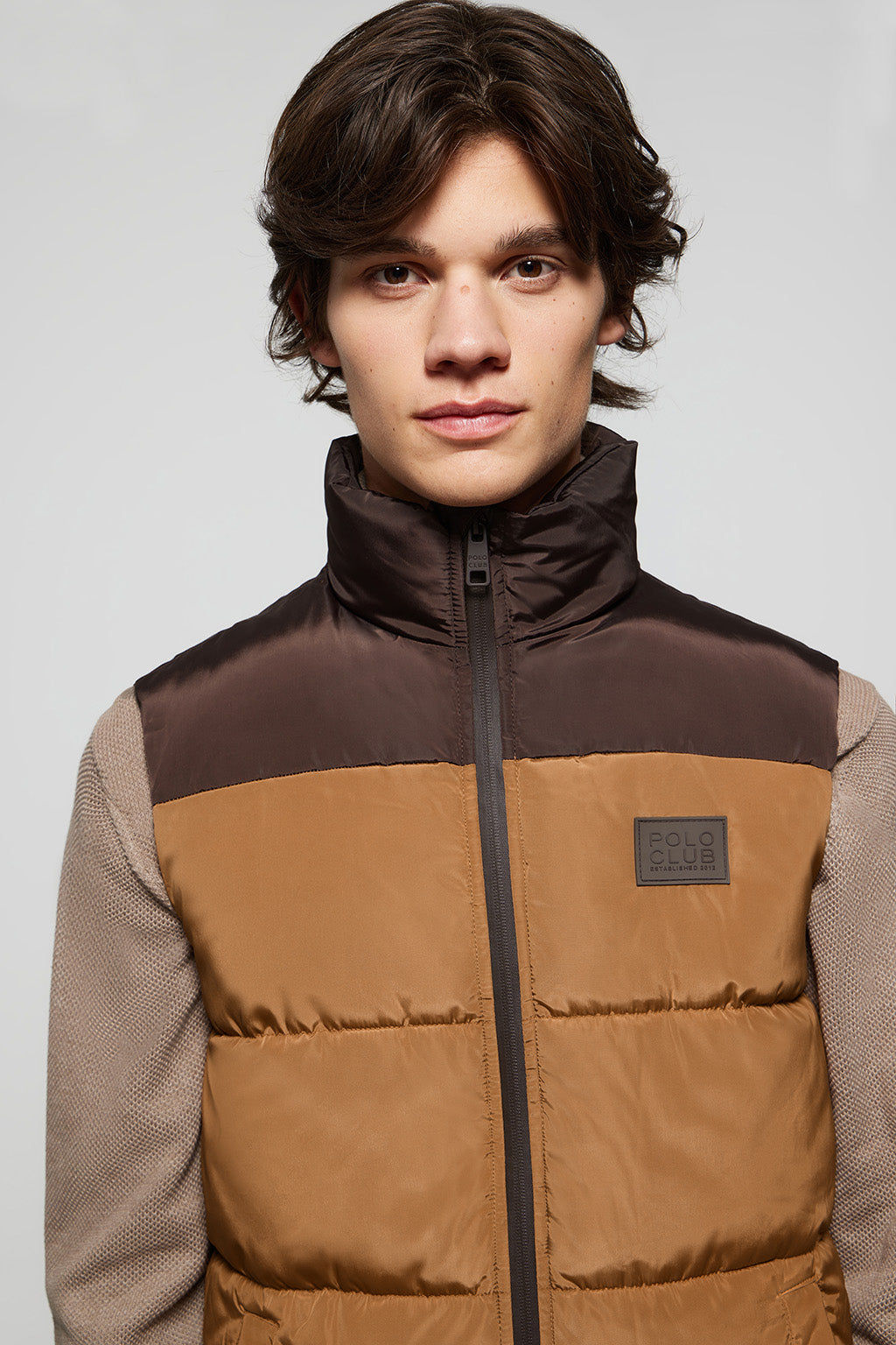 Chaleco acolchado marron de cuello elevado y parche con logo
