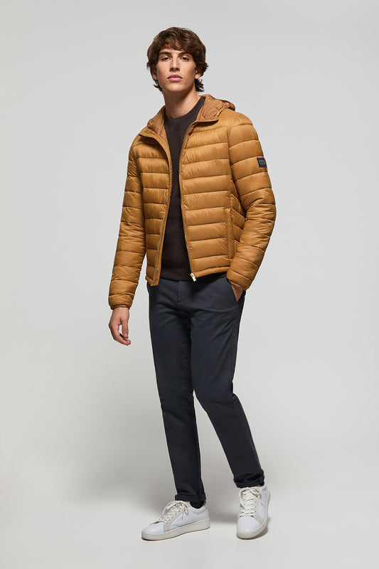 Chaqueta marrón Mickael reciclada y ultraligera con capucha y etiqueta textil Polo Club