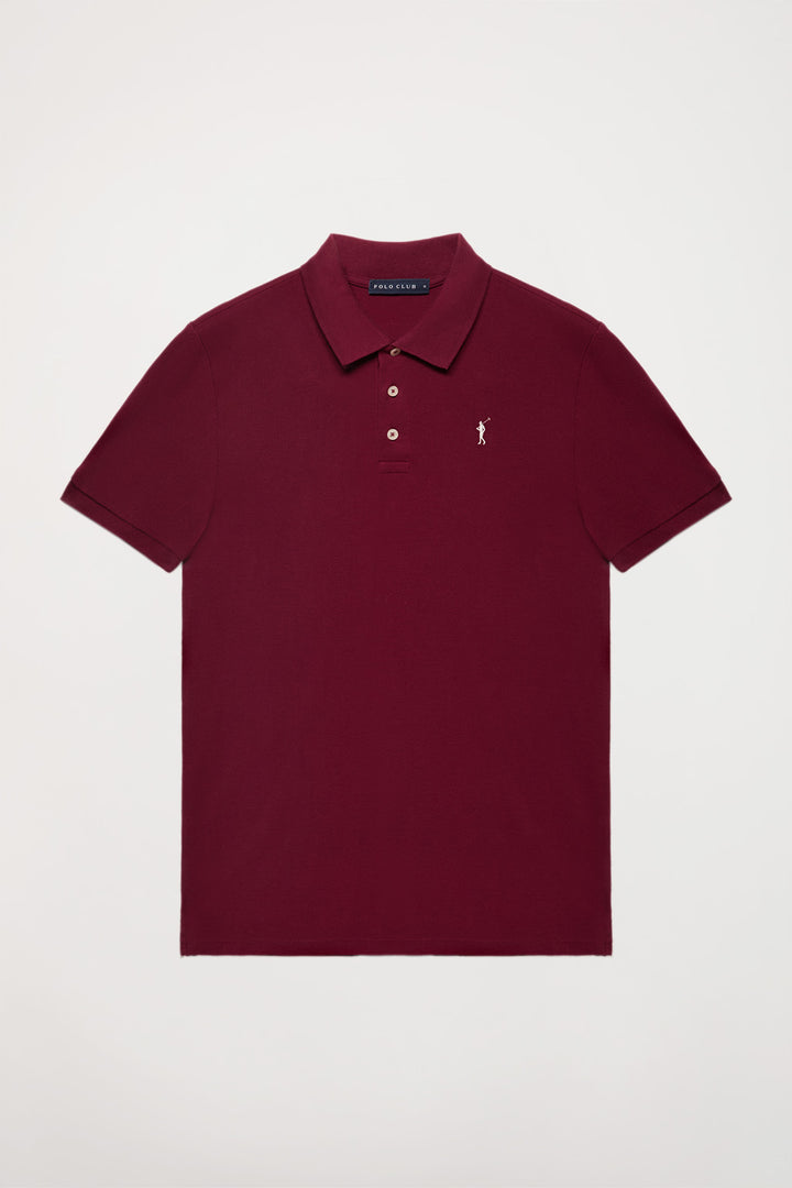 Polo bordeaux piqué com carcela de três botões e logótipo bordado a fazer contraste