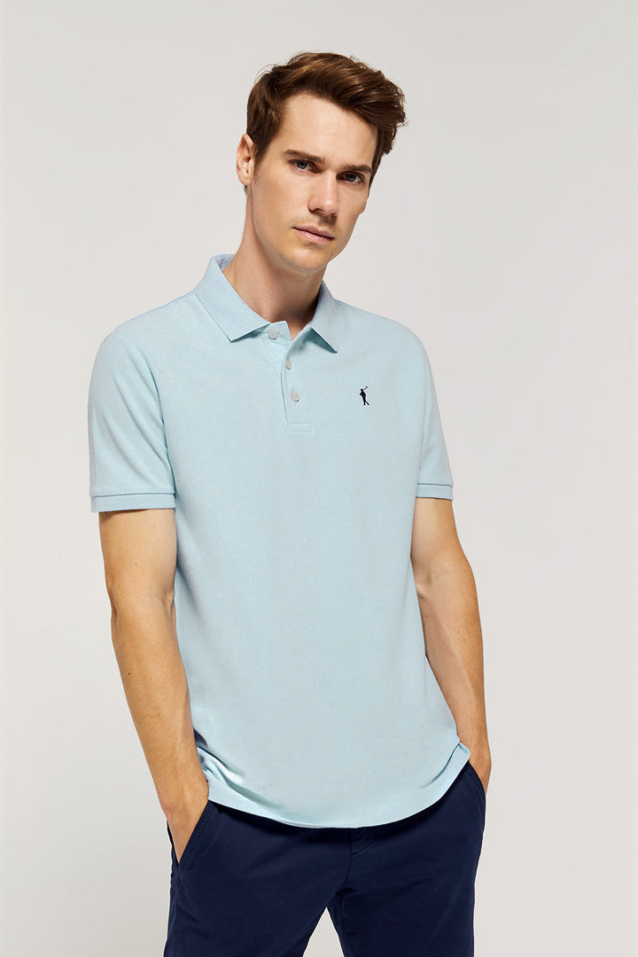Polo celeste piqué con tapeta de tres botones y logo bordado Rigby Go
