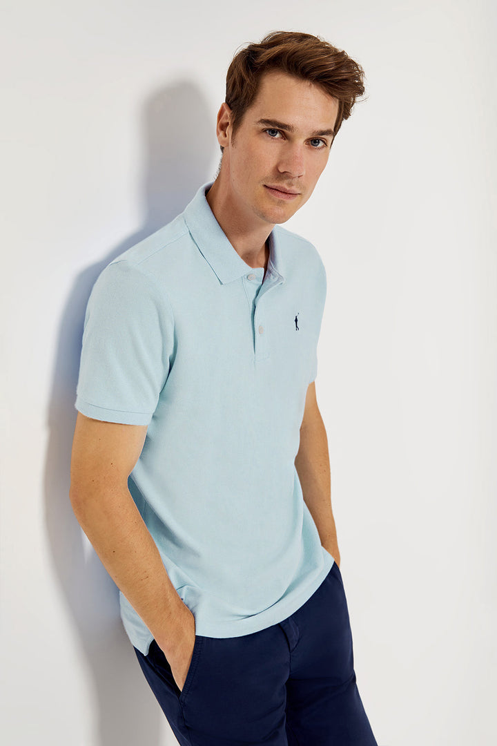 Polo celeste piqué con tapeta de tres botones y logo bordado Rigby Go