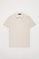 Polo beige piqué com carcela de três botões e logótipo bordado a fazer contraste