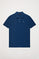 Polo azul indigo piqué con tapeta de tres botones y logo bordado Rigby Go