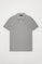 Polo gris piqué con tapeta de tres botones y logo bordado en contraste