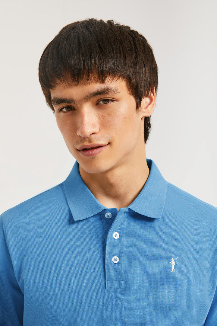 Polo piqué azul con tapeta de tres botones y logo bordado en contraste