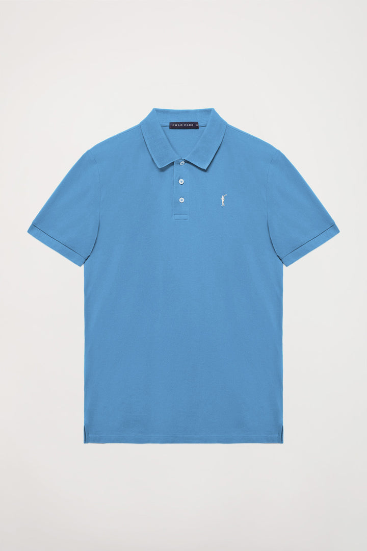 Polo piqué azul con tapeta de tres botones y logo bordado en contraste
