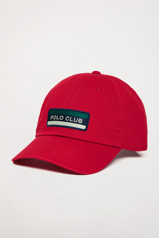 Gorra roja de béisbol con parche con logo