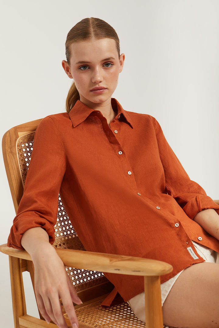 Camisa de lino color caldera con detalle bordado