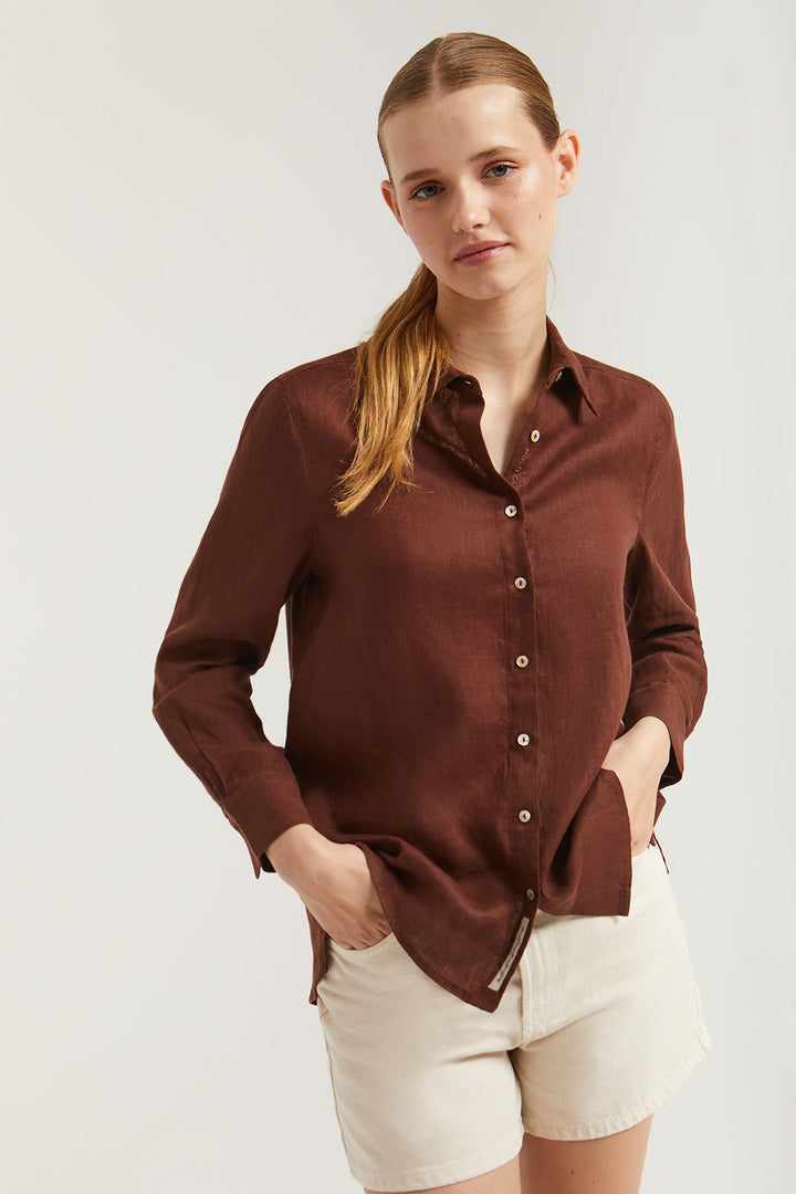Camisa de lino marrón con detalle bordado