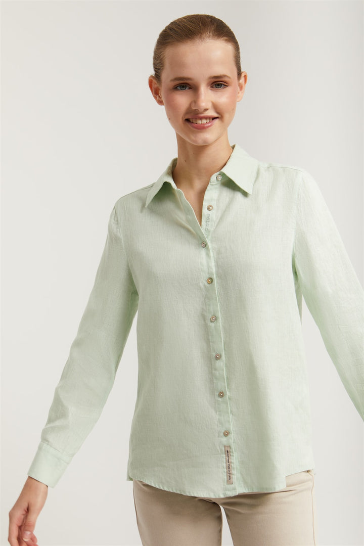 Camisa de lino verde empolvado con detalle bordado