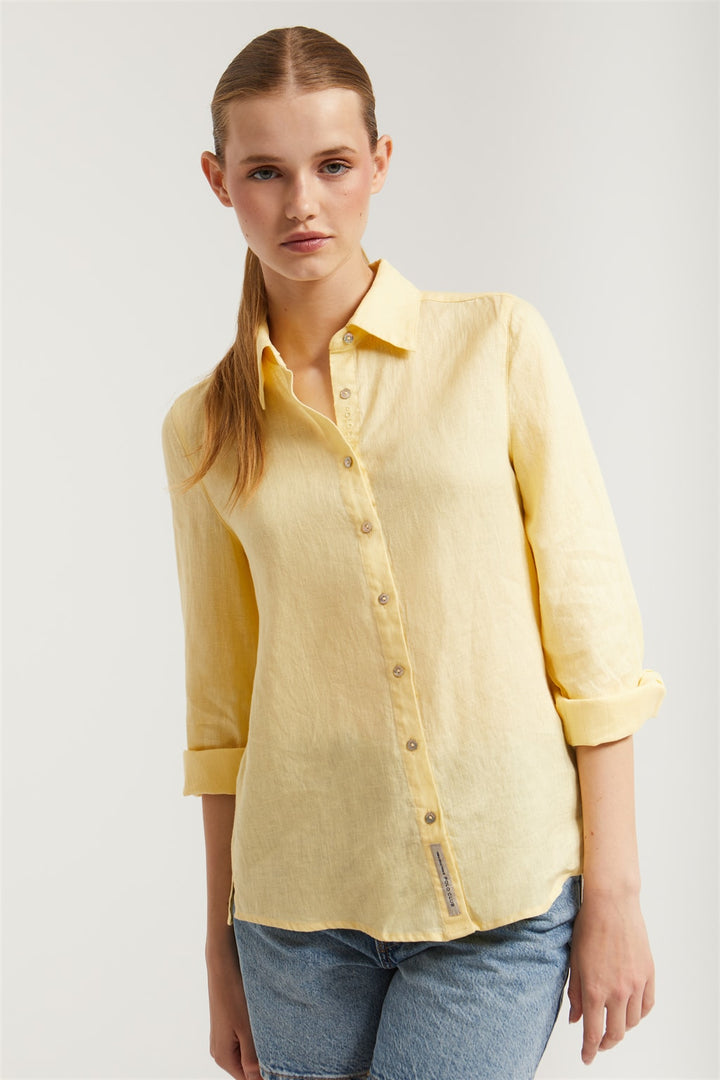 Camisa de lino amarillo empolvado con detalle bordado