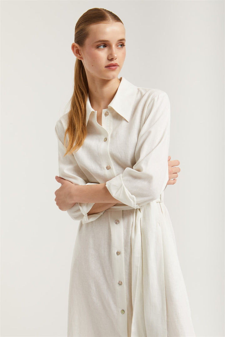 Vestido midi de lino blanco con detalle bordado