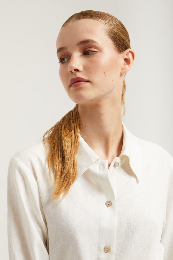 Vestido midi de linho branco com pormenor bordado