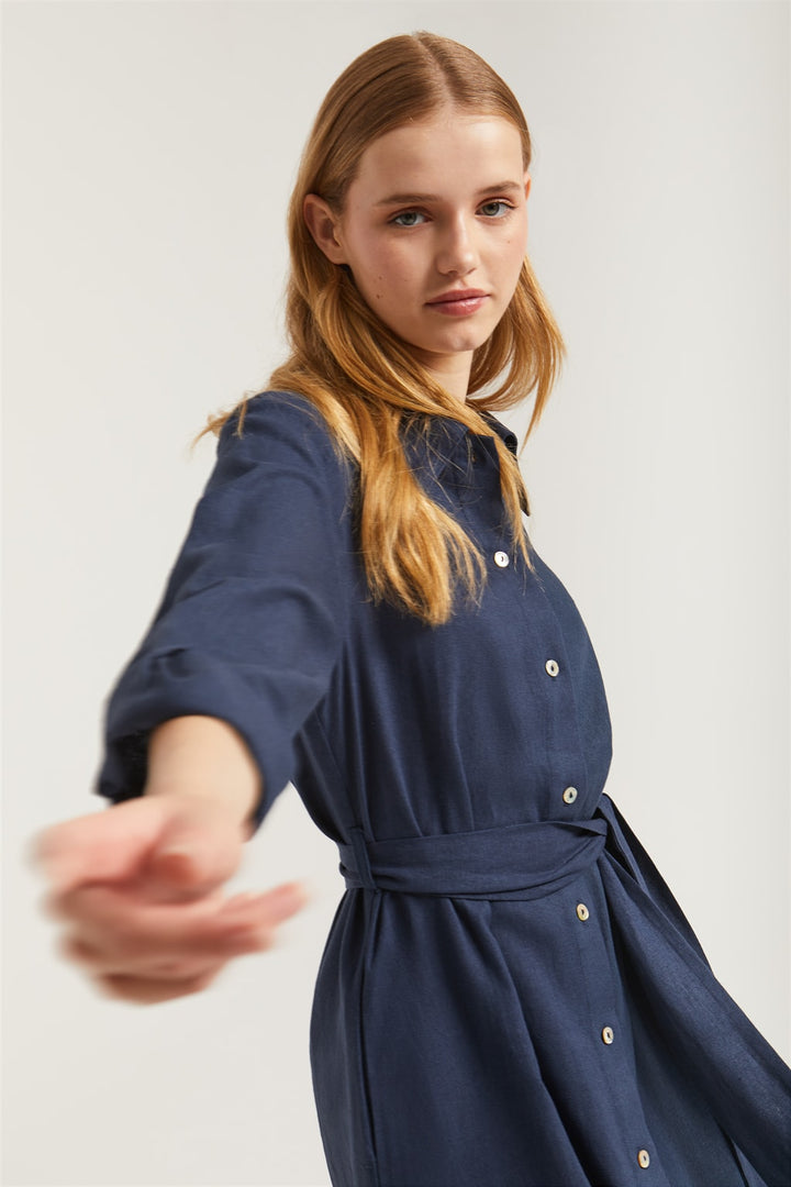 Vestido midi de linho azul marinho com pormenor bordado