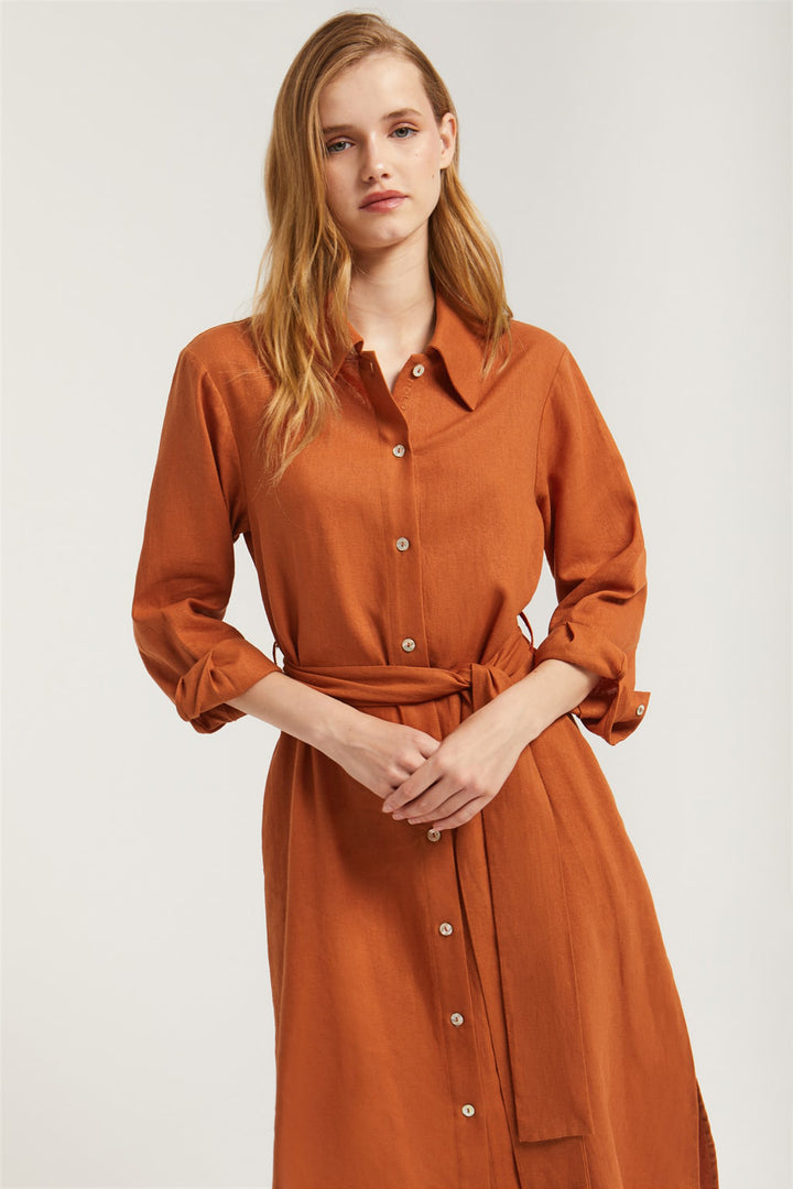 Vestido midi de linho cor caldeira com pormenor bordado