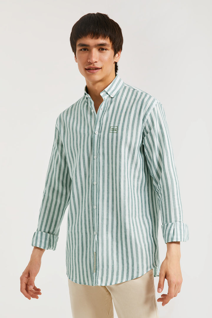 Camisa regular às riscas com gola abotoada e logótipo bordado