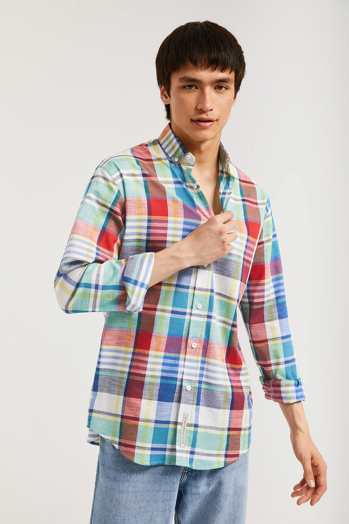 Camisa regular aos quadrados com gola abotoada e logótipo bordado