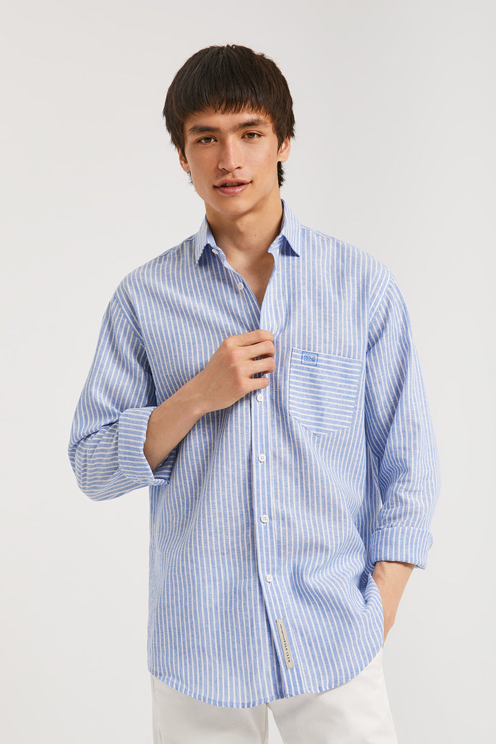 Camisa regular às riscas com bolso no peito e pormenor bordado