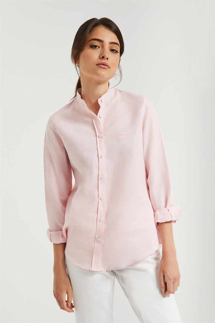 Camisa rosa empolvado con cuello mao y detalle bordado en el pecho