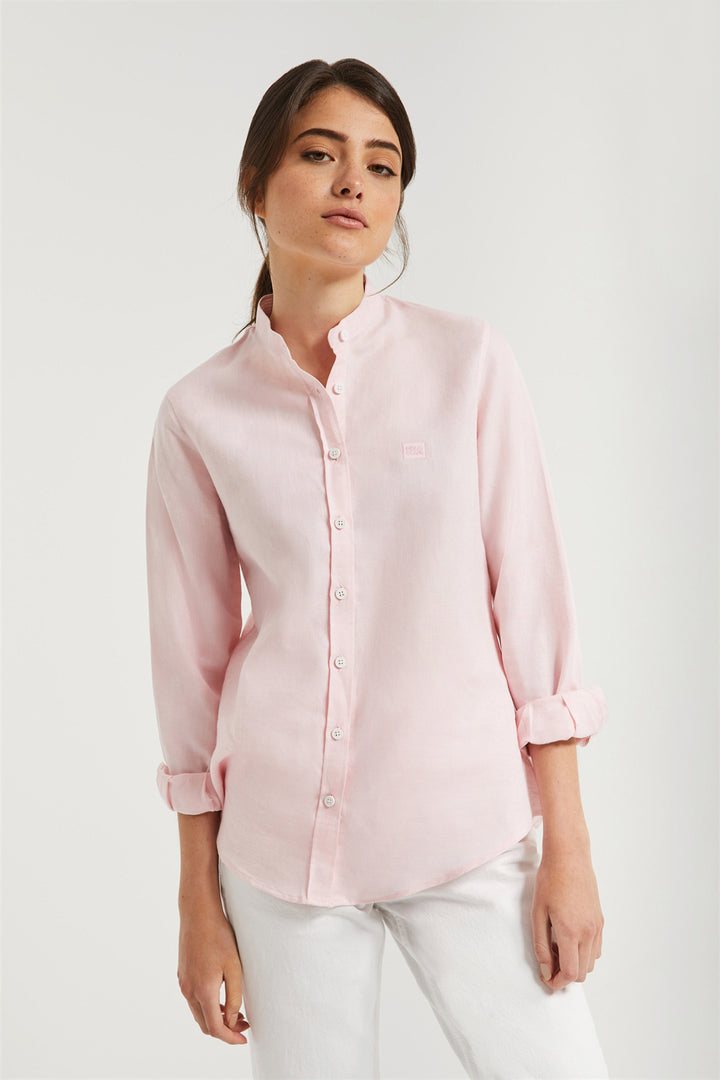 Camisa rosa empoado com gola mao e pormenor bordado no peito