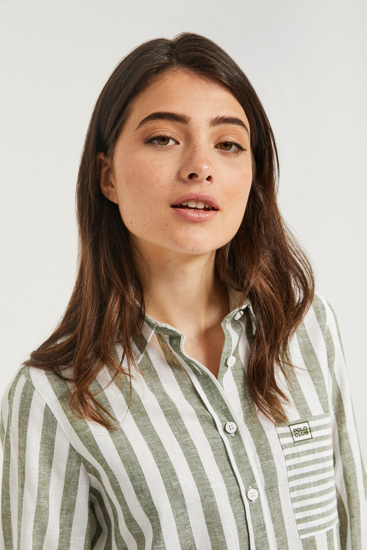 Camisa com riscas largas com pormenor bordado no bolso