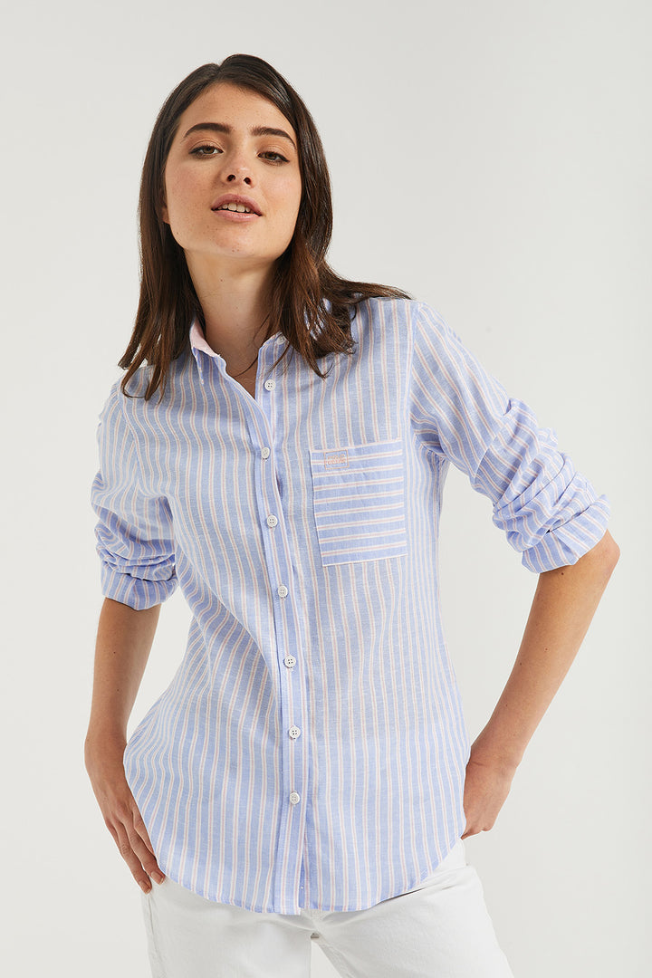 Camisa às riscas azul e rosa empoado com pormenor bordado no bolso