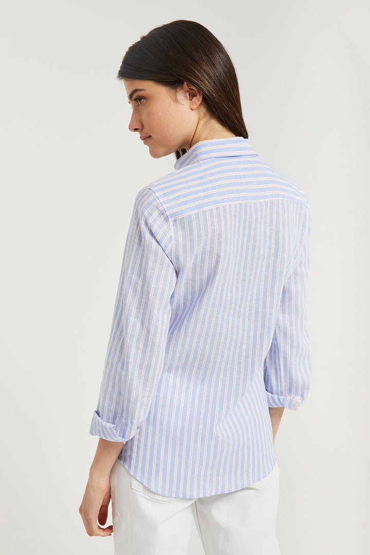 Camisa às riscas azul e rosa empoado com pormenor bordado no bolso