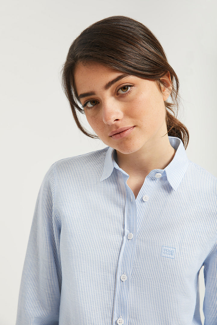 Camisa em tecido seersucker azul com pormenor bordado no peito