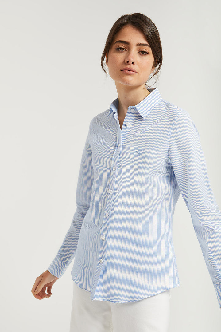 Camisa em tecido seersucker azul com pormenor bordado no peito