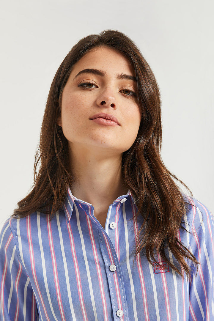 Camisa oxford com riscas largas com pormenor bordado no bolso