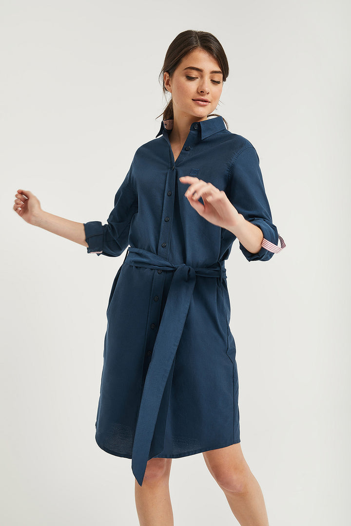 Vestido camiseiro azul marinho de manga comprida com pormenor bordado