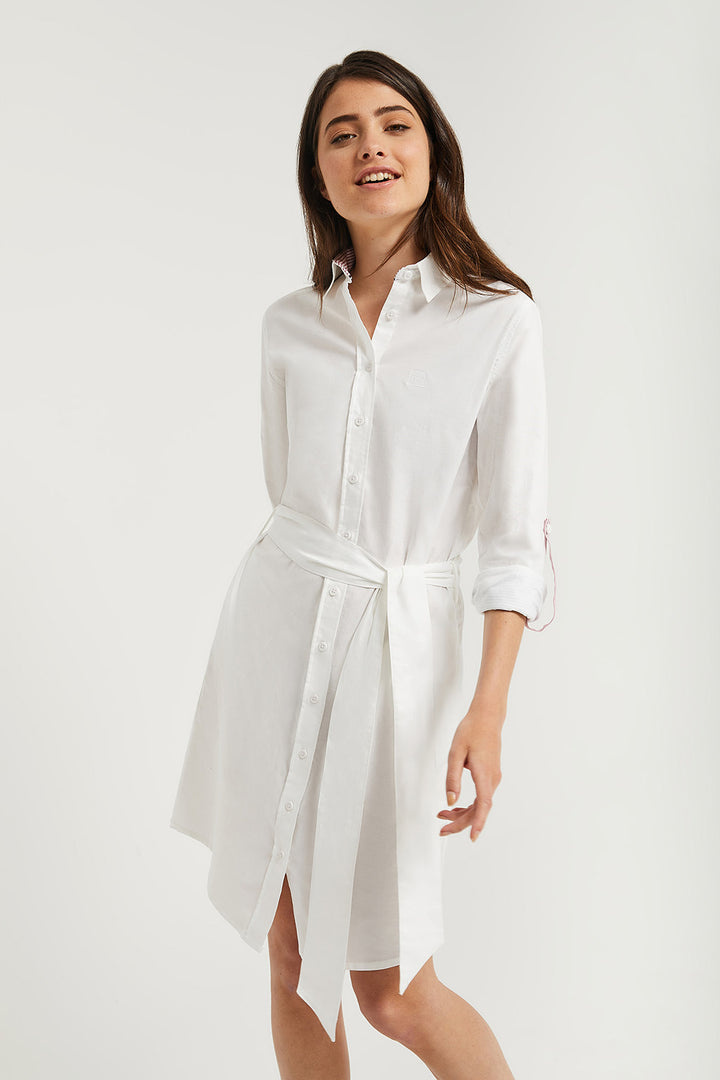 Vestido camiseiro branco de manga comprida com pormenor bordado