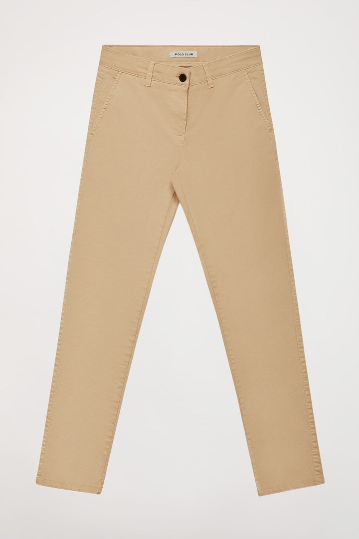 Pantalón chino Slim fit color arena con detalle Polo Club