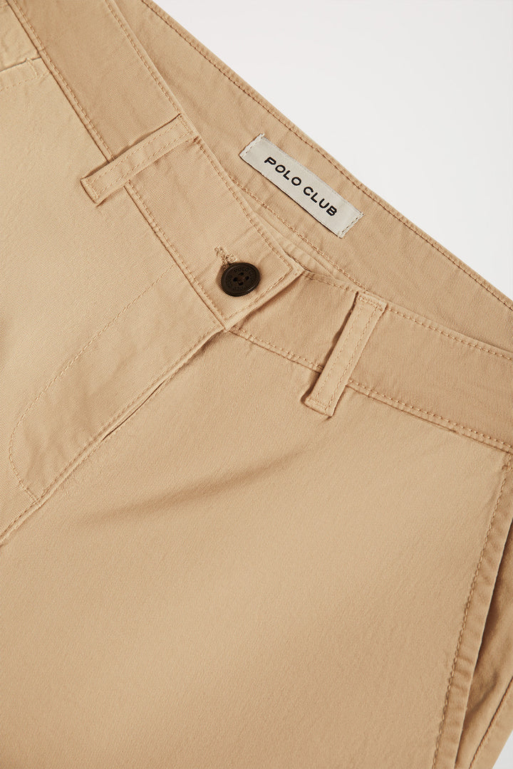 Pantalón chino Slim fit color arena con detalle Polo Club