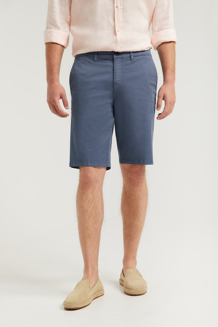 Bermuda descontraída em azul denim com logótipo bordado