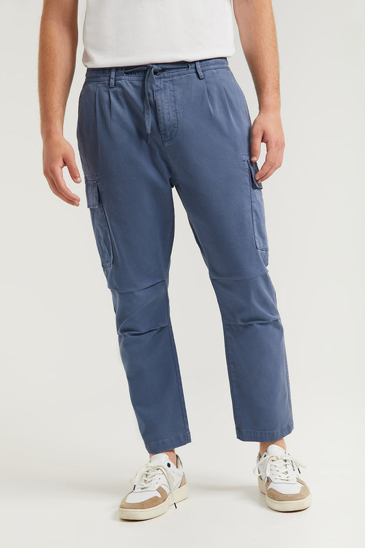 Pantalón cargo azul denim con logo bordado
