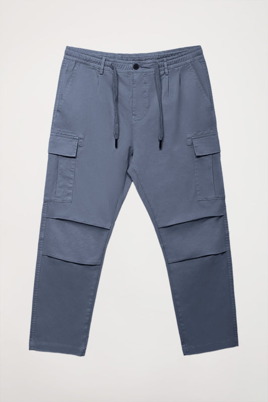 Pantalón cargo azul denim con logo bordado