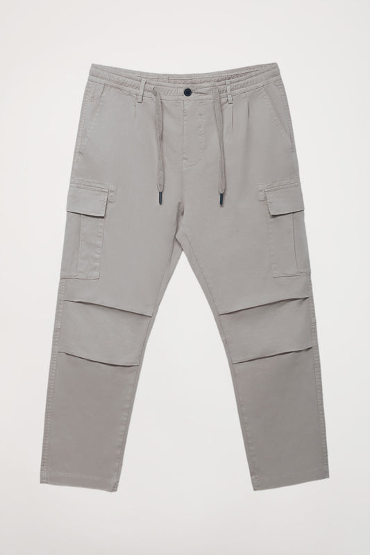 Pantalón cargo gris con logo bordado