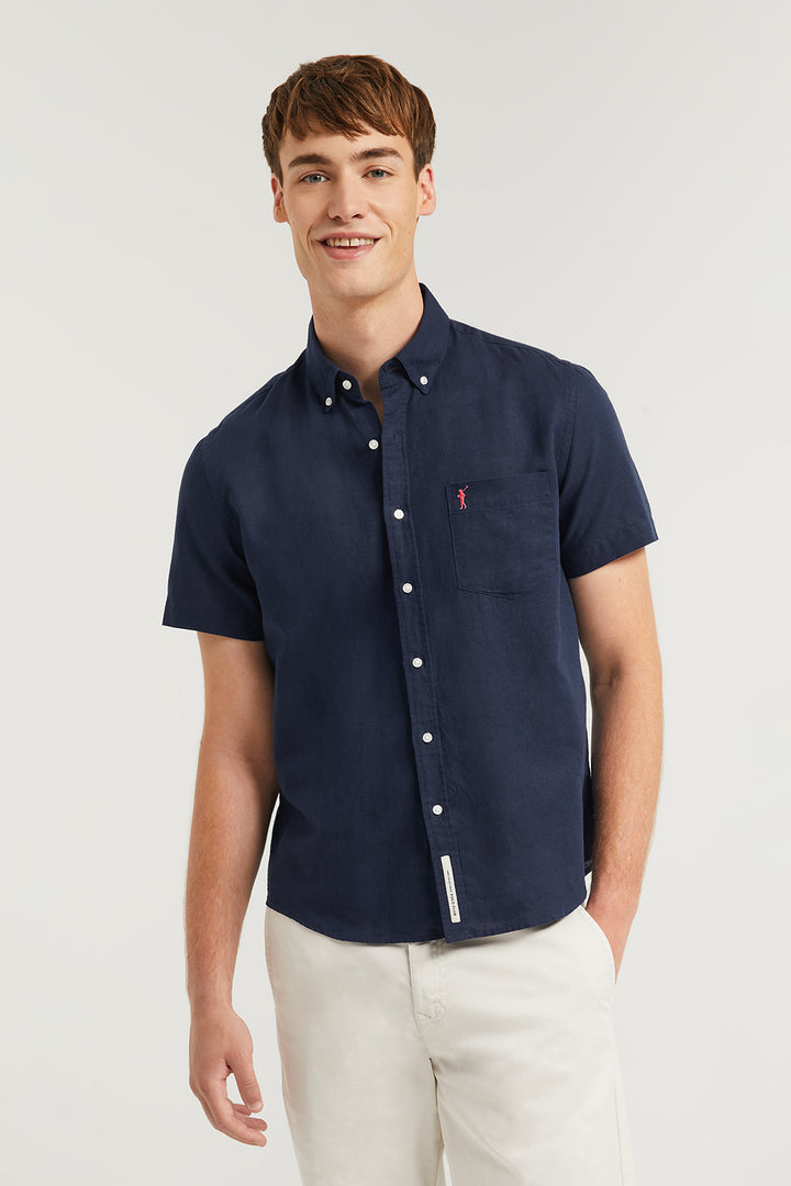 Camisa azul marino de lino con bolsillo en el pecho y  logo Rigby Go